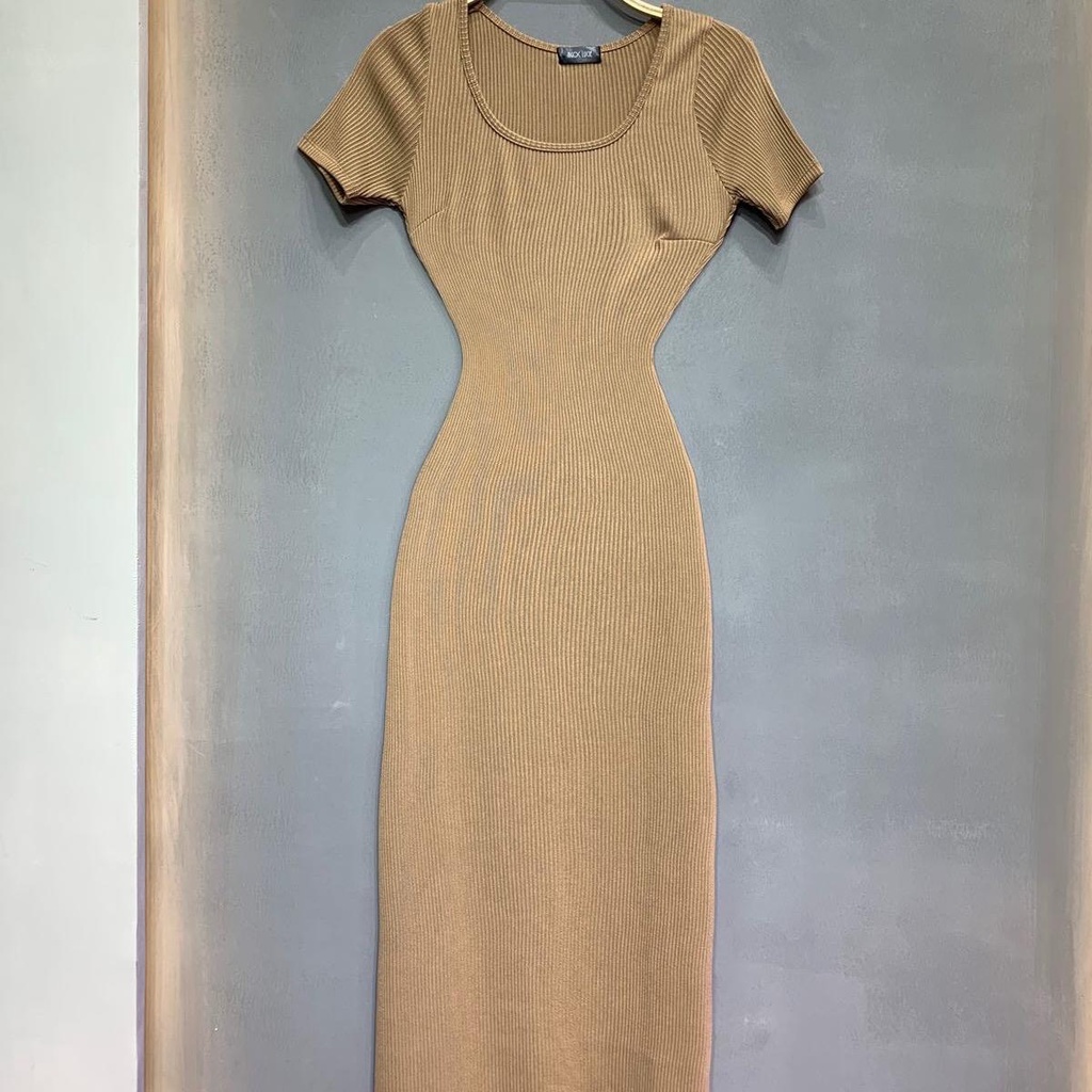D114 - Đầm maxi cổ U basic