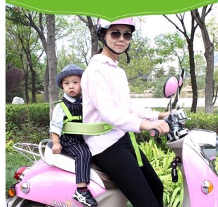 Đai an toàn cho bé ngồi xe máy