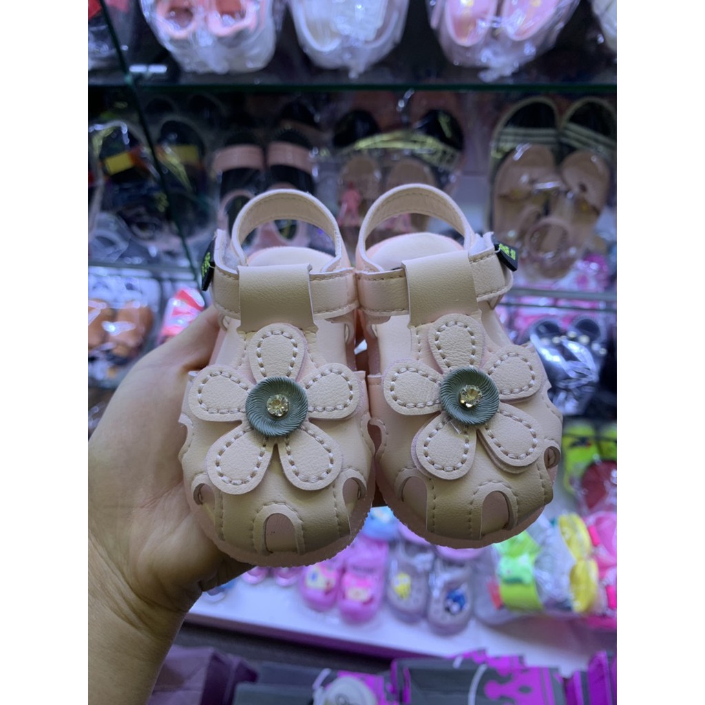 Giày sandal tập đi cho bé gái gắn hoa thời trang đế chống trơn TD41 (Size cho bé 6 - 24 tháng)