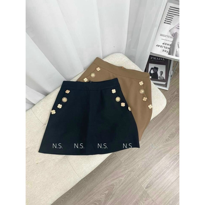 Chân váy chữ A đính cúc hoa chất sịn. Có quần lót trong bo chun không sợ lộ