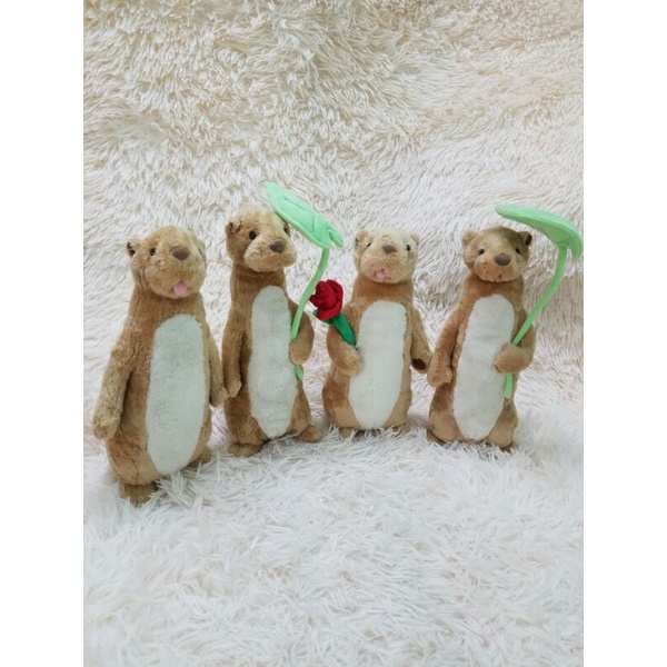 Gấu bông con chuột hải ly rái cá cầm lá sen hoa hồng