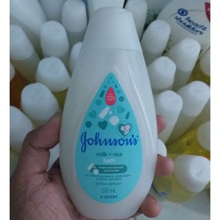 Sữa tắm dưỡng ẩm tinh chất sữa và gạo Johnson Baby 200ml