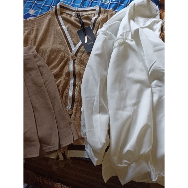 Set 3 món áo sơ mi trắng phối gile len tăm, chân váy xếp ly cực xinh_Set váy đẹp❤