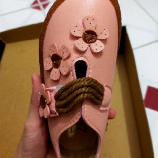 Giày hoa bé gái da mềm size 26