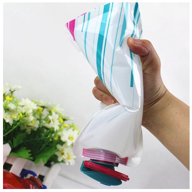 Túi đựng nước 700ml cuốn gọn tiện dụng (màu ngẫu nhiên)