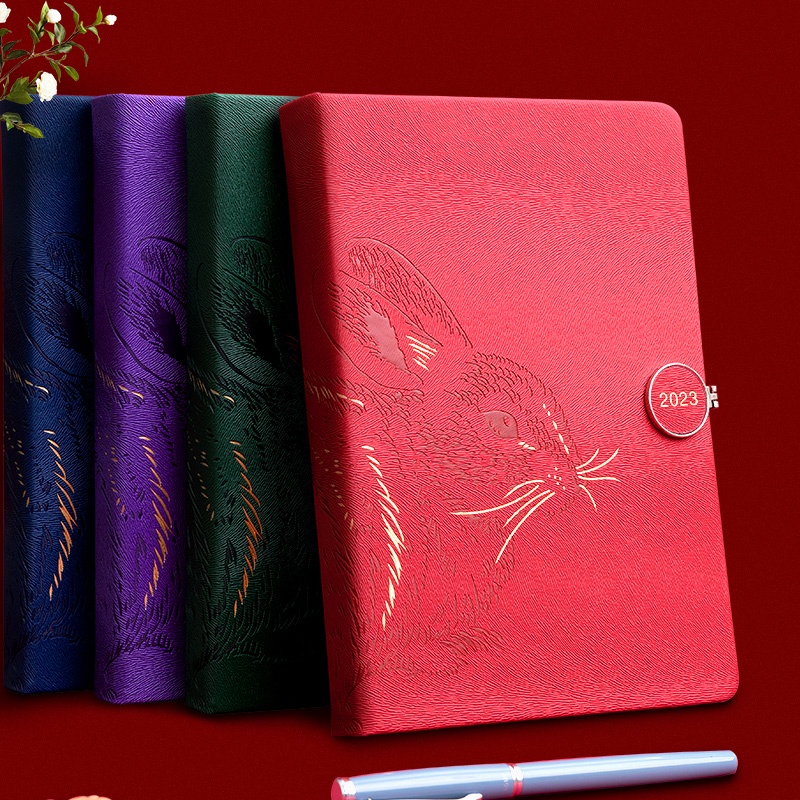 Sổ Ghi Chú 400 Trang A5 Năm 2023 Kèm Bút Và Lịch Xoay 365 Ngày Để Bàn