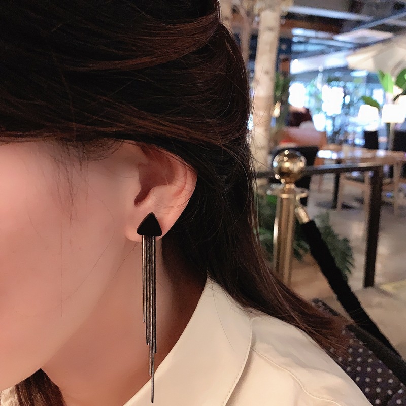 Bông tai tam giác đen tua dài nấm bạch tuột