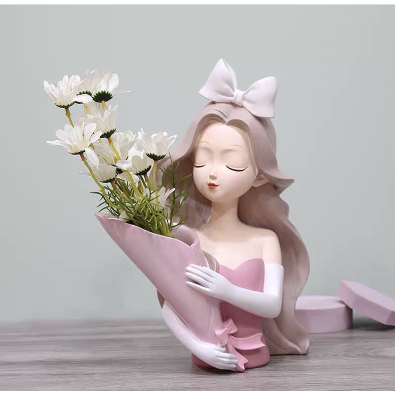 Bình hoa cô gái ôm hoa lọ hoa decor