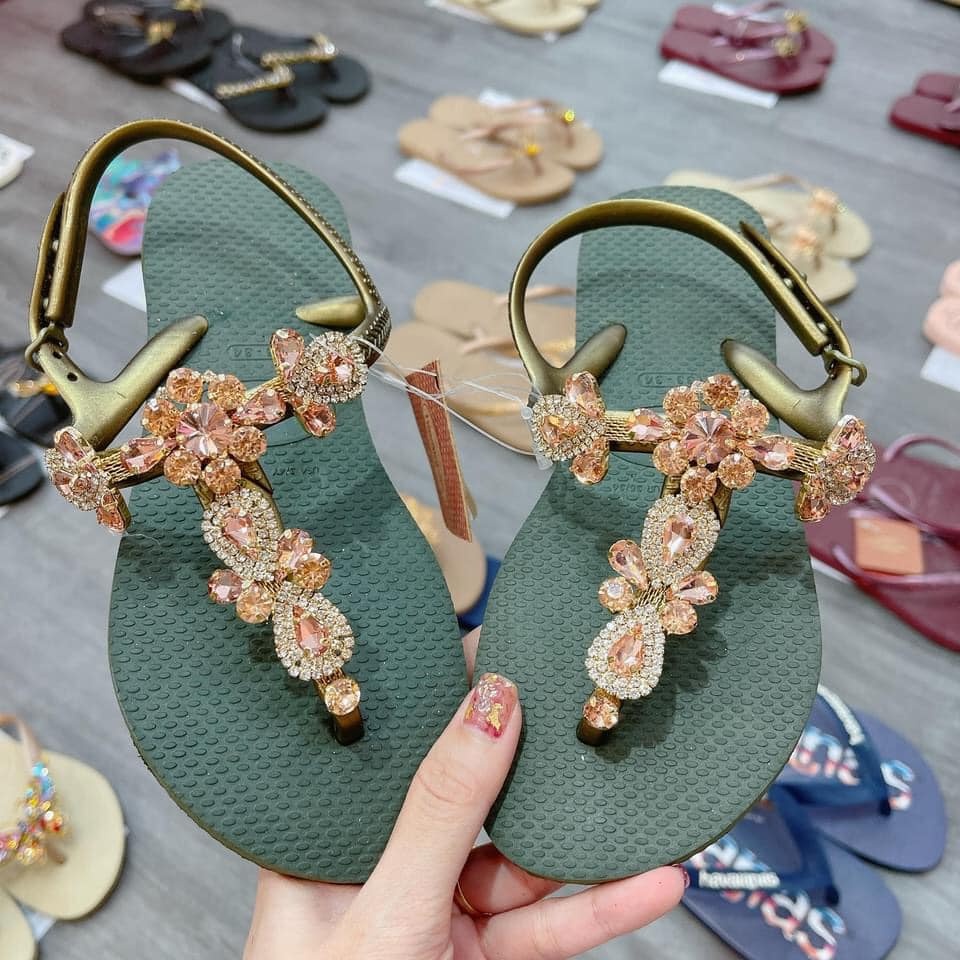 HVN  twish  link chỉ bán sandanl không kèm charm , charm mua link khác ạ