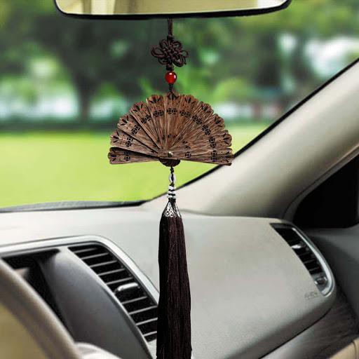 Quạt trầm hương treo xe ô tô làm từ sánh trầm hương, vật phẩm phong thủy đem lại bình an, may mắn cho gia chủ