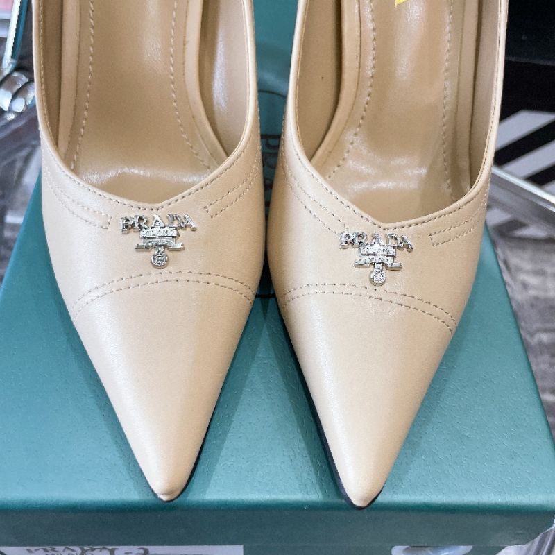 Giầy Prada gót dẹt.