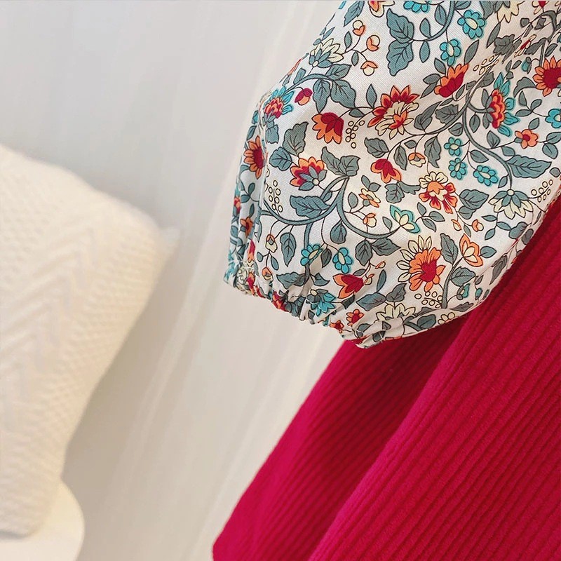 Set đầm yếm đỏ kèm áo sơ mi hoa bé gái