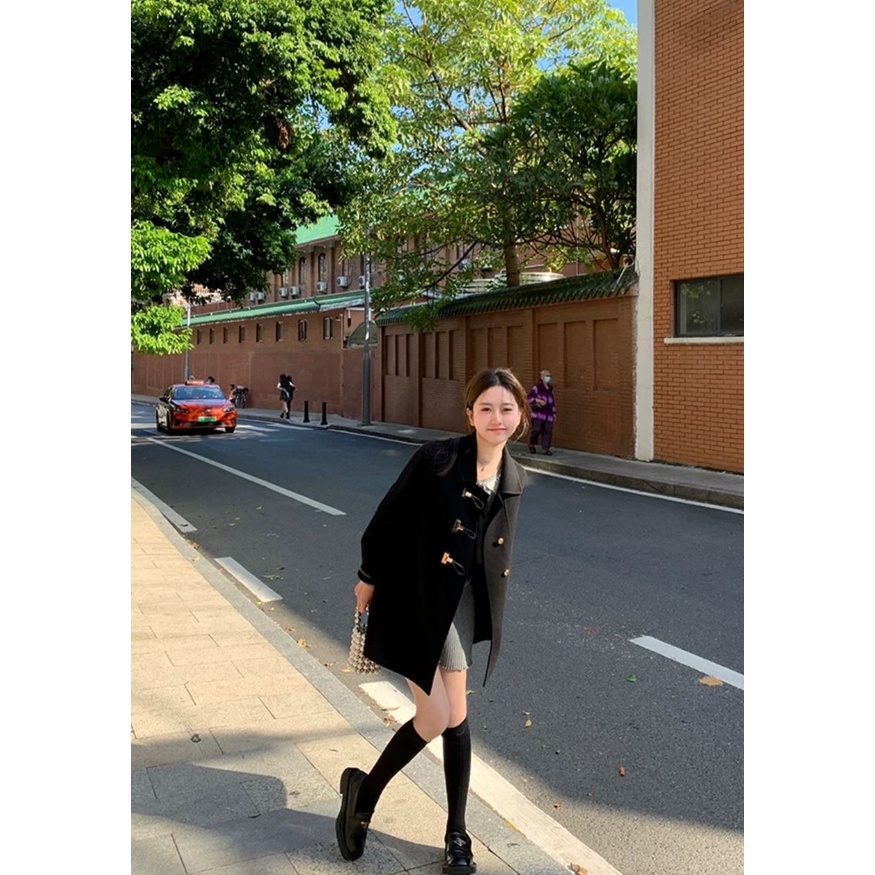 Áo khoác tay dài dáng rộng chữ A cổ áo bẻ gài khuy sừng bò hai bên thời trang thu đông cho nữ | BigBuy360 - bigbuy360.vn