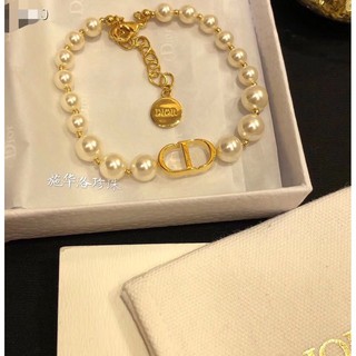 Vòng tay dior đính ngọc trai giả và chữ đơn giản phong cách retro sang trọng