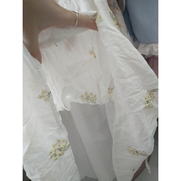Đầm trắng hoa nhí