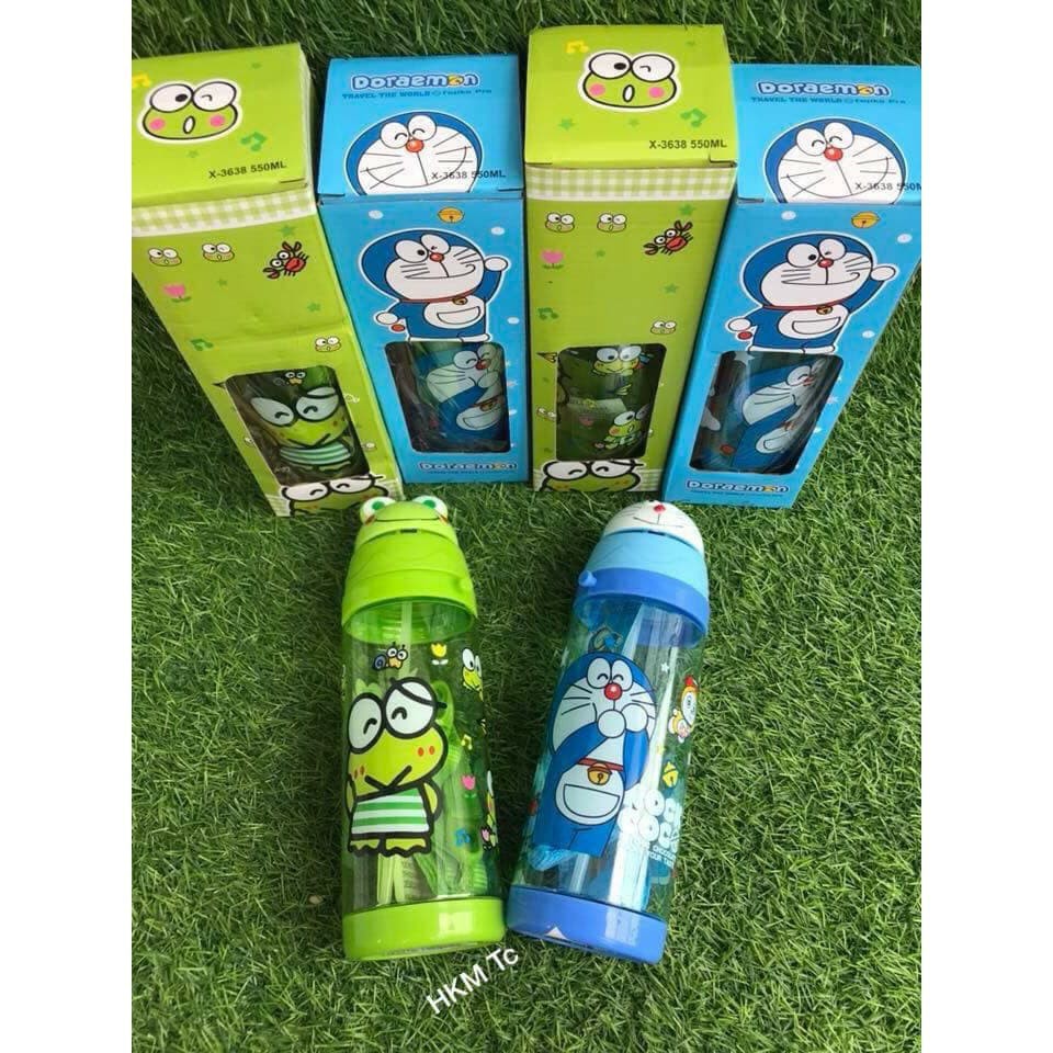 Bình uống nước ống hút nhựa 550ml họa tiết Hello Kitty/ Doraemon kèm dây đeo vai