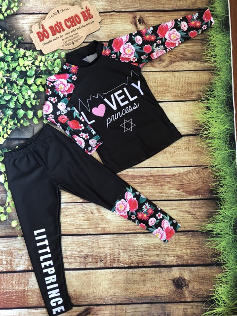 Bộ bơi dài tay hoa trắng và đen | BigBuy360 - bigbuy360.vn