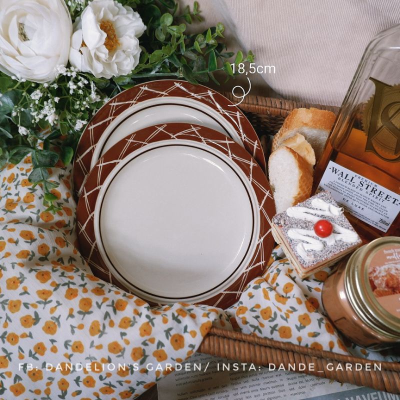 Dĩa viền nâu vintage