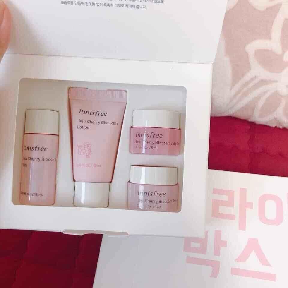 Sét dưỡng trắng hồng hoa anh đào innisfree