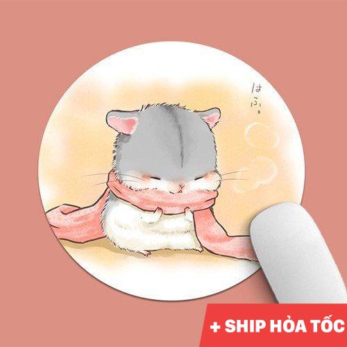 Hãy cười lên trước bức ảnh của chúng tôi về một chú chuột chibi rất dễ thương. Nó nhìn thật đáng yêu với đầu to và đôi mắt tròn xoe thánh thiện. Nếu bạn muốn có một cuộc sống vui vẻ hơn, hãy đến và trải nghiệm khoảnh khắc vui vẻ này với chúng tôi!