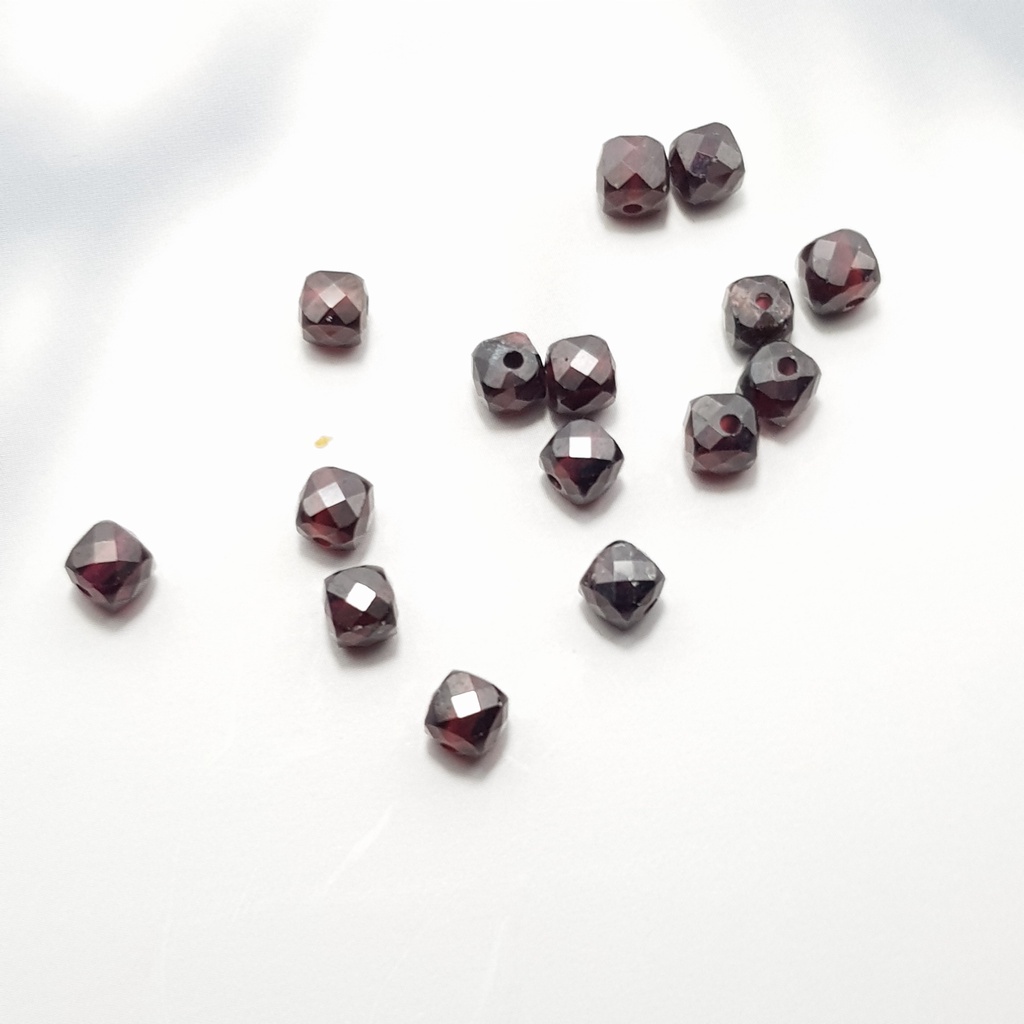 [1 hạt] [Garnet] Hạt lẻ đá phong thủy Garnet vuông 4mm
