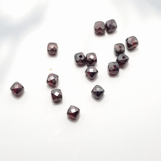 Hạt lẻ đá phong thủy Garnet vuông 4mm