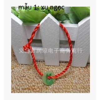 Vòng tay đỏ may mắn.