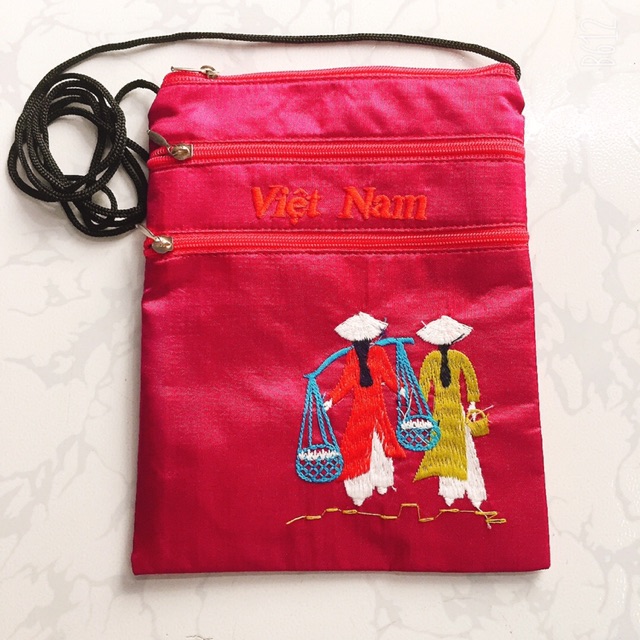 Túi đựng điện thoại thêu 3 cô gái Việt Nam .