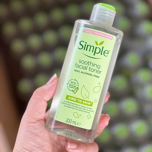 Toner nước hoa hồng làm dịu và cân bằng độ ẩm cho da Simple Soothing Facial Toner - chai 200ml