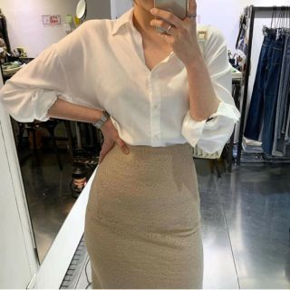 Set 2hand live stream: áo sơ mi trắng basic, chân váy công sở nude