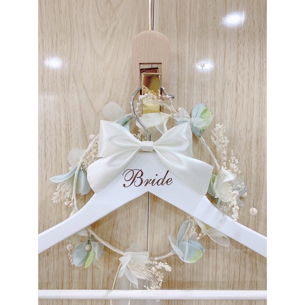 Móc gỗ khắc chữ Bride và Groom