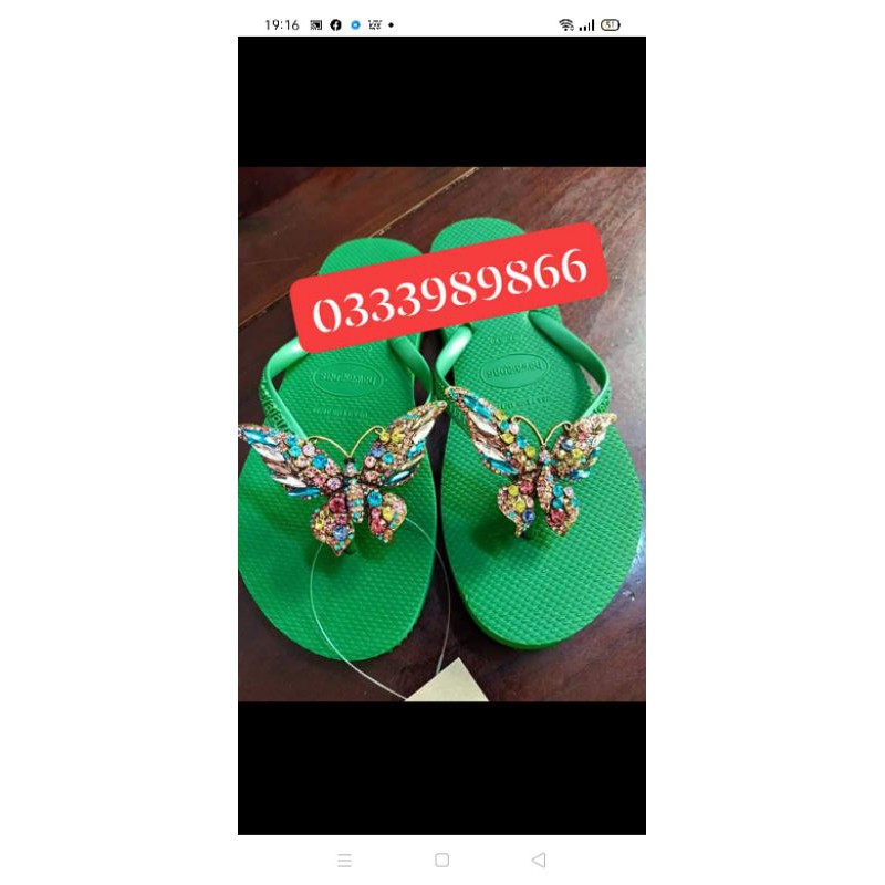 Dép gắn charm bắt ốc vặn