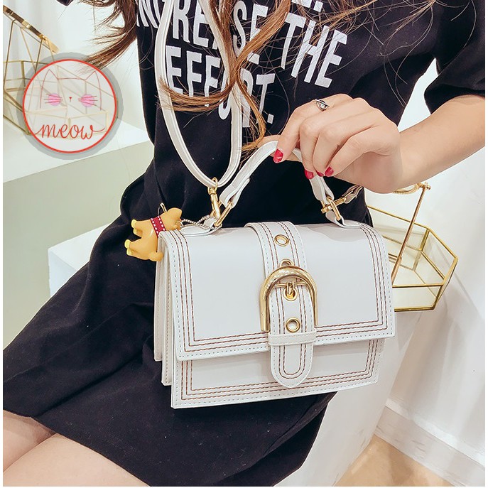Túi đeo chéo nữ kèm charm