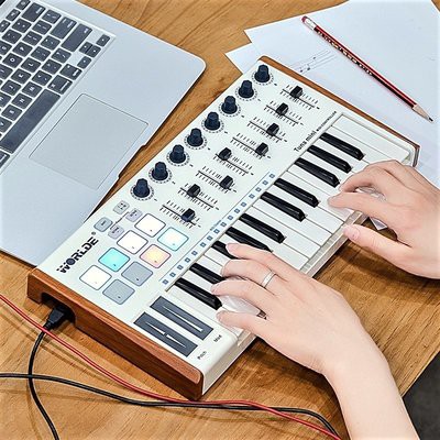 Synth soạn nhạc cho âm nhạc mini đen trên bàn phím ngón tay trống. Dj điều khiển Trống điện Đàn piano điện