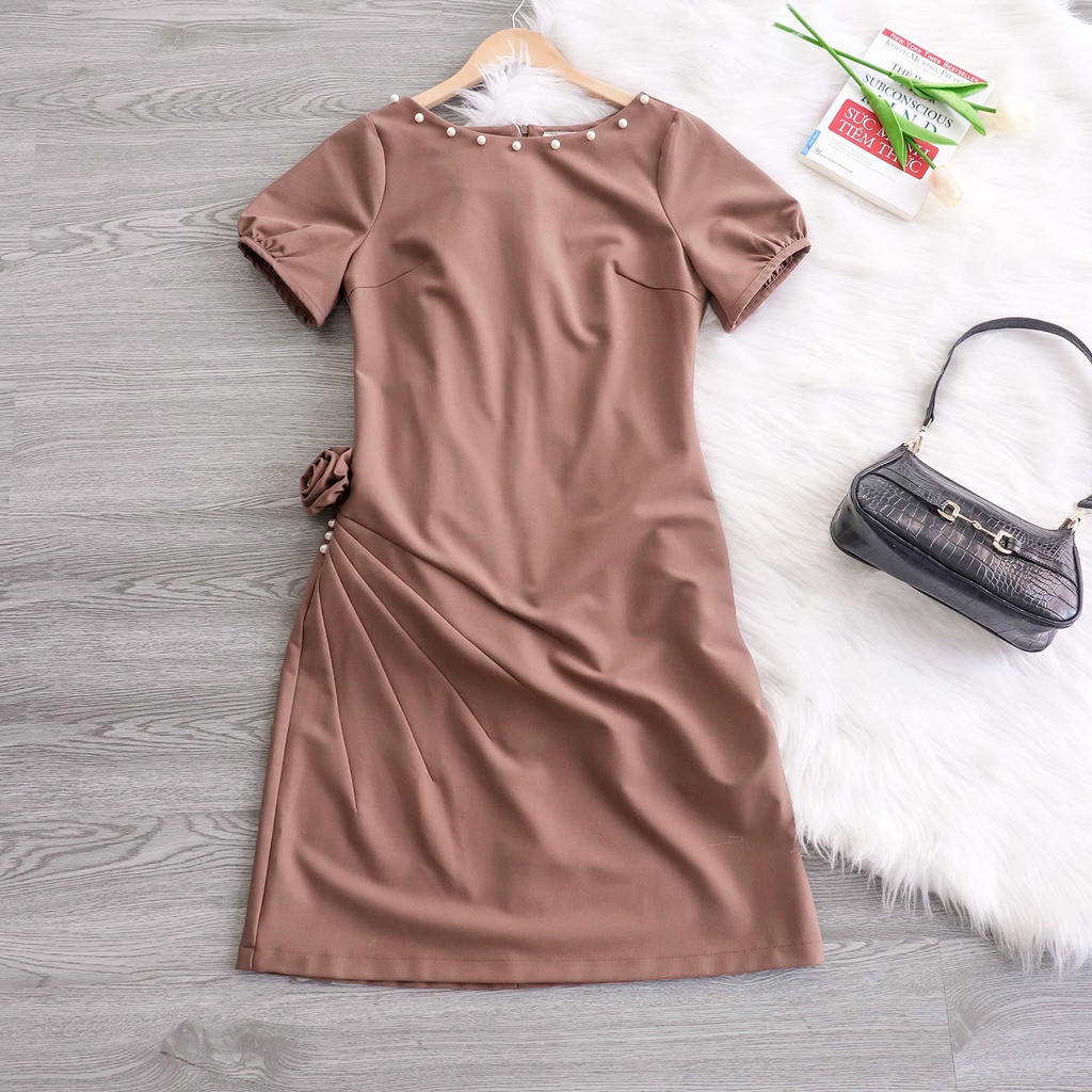 Đầm Suông Công Sở Dự Tiệc Sang Trọng Bigsize AMYRA, Thiết Kế Suông Dài Tay Phồng Phối Hoa Eo Đính Ngọc Cao Cấp DA125
