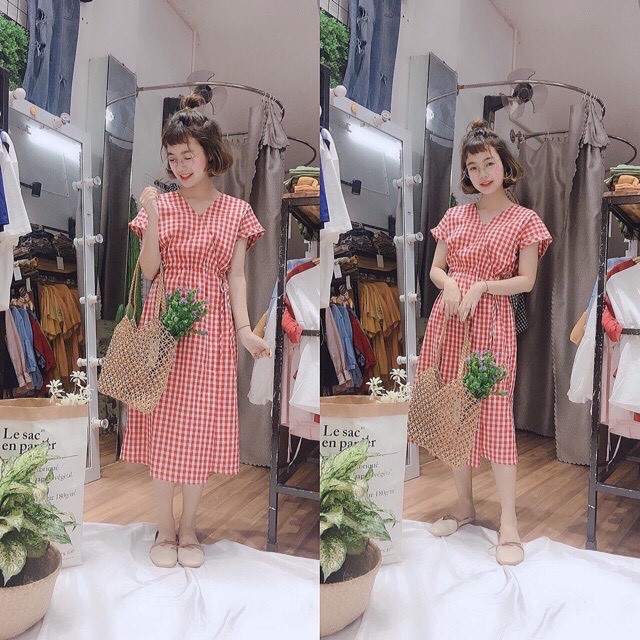 Váy cổ V kẻ đen, đỏ dáng suông