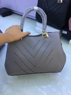 Túi công sở thêu chéo V size 22
