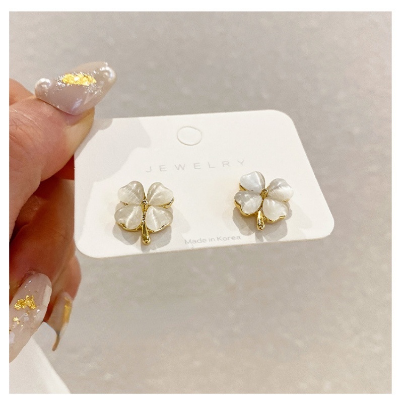 Bông Tai Hình Hoa Bốn Lá Xinh Xắn Dễ Phối Đồ