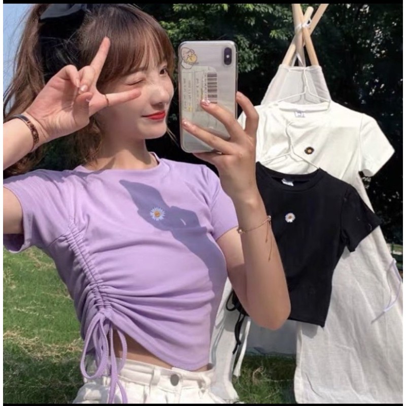 Áo croptop có hình thêu hoa cúc