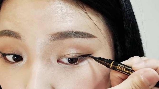 [ Vỏ Nâu ] Bút kẻ mắt Karadium Waterproof Eyeliner Pen Black