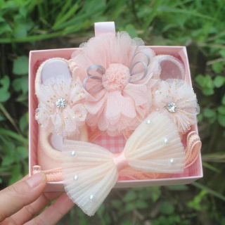 Set quà tặng gồm tất và 2 băng đô cực xinh cho bé gái 😍😍 thích hợp làm quà đầy tháng cho bé có 5 mầu như hình nhé 😘😘