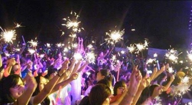 Pháo bông rồng xanh 20cm 1 gói 8 que, 90k/25 gói (200 que)