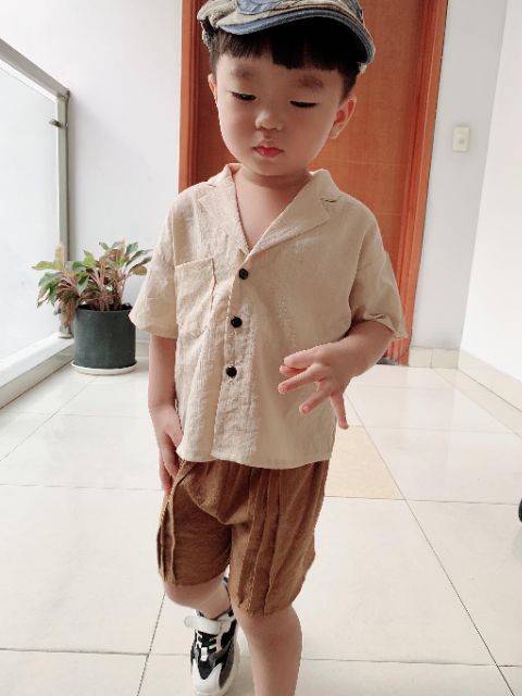 Bộ sơ mi bé trai FBABY cổ vest chất liệu đũi hàn sành điệu - BST quần áo bé trai cao cấp của Sukids Store