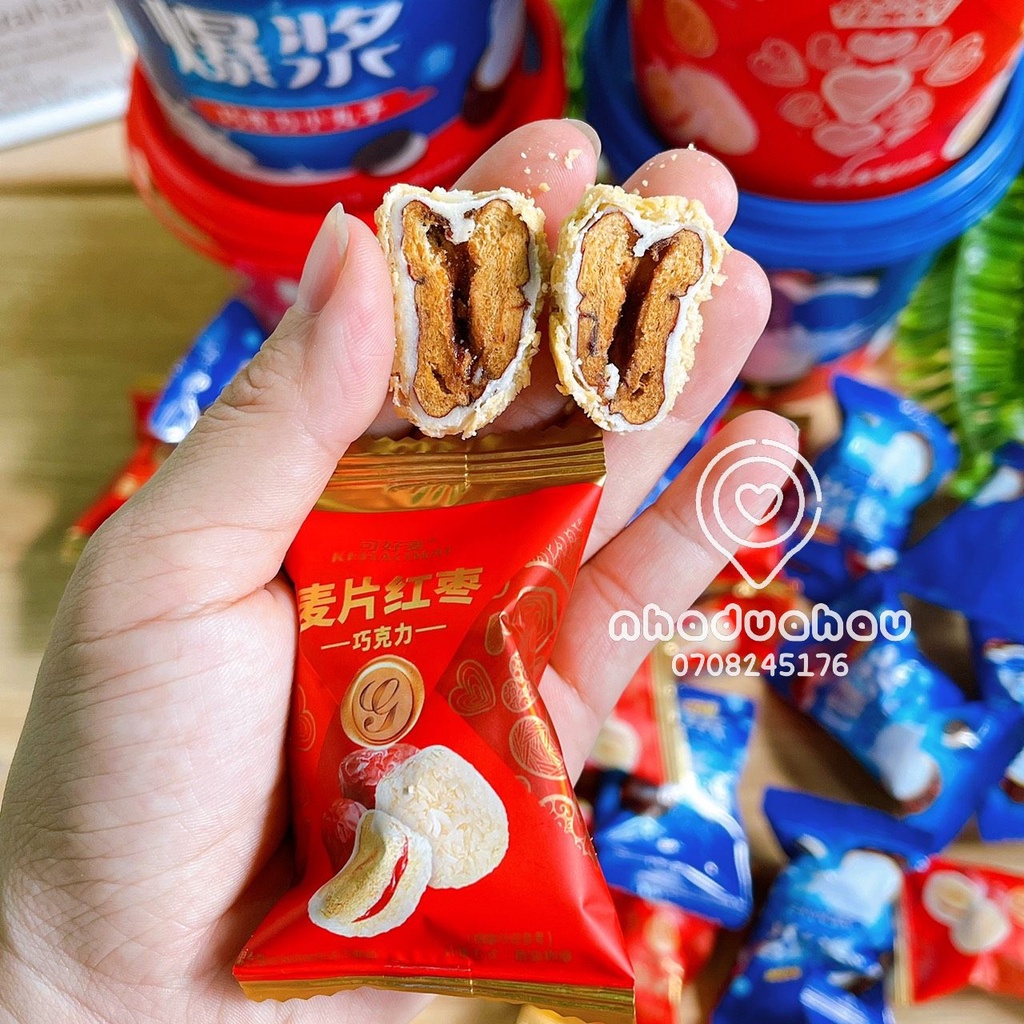 Một xô bánh/ kẹo sô cô la nhân kem phomai tan chảy WOW Hongkong xô màu xanh 118g