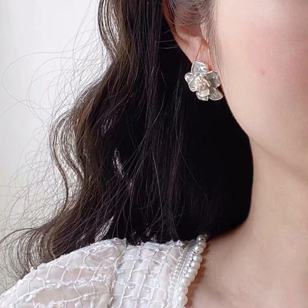 Khuyên Tai Kẹp Hình Hoa Ba Chiều Vintage Tráng Men Màu Xanh Dương Cho Nữ