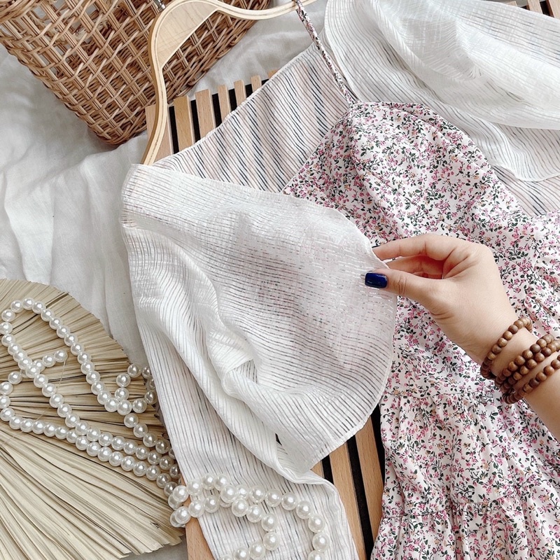 Set váy hoa hai dây phối nút bọc kèm áo khoác crop trắng tay dài | BigBuy360 - bigbuy360.vn