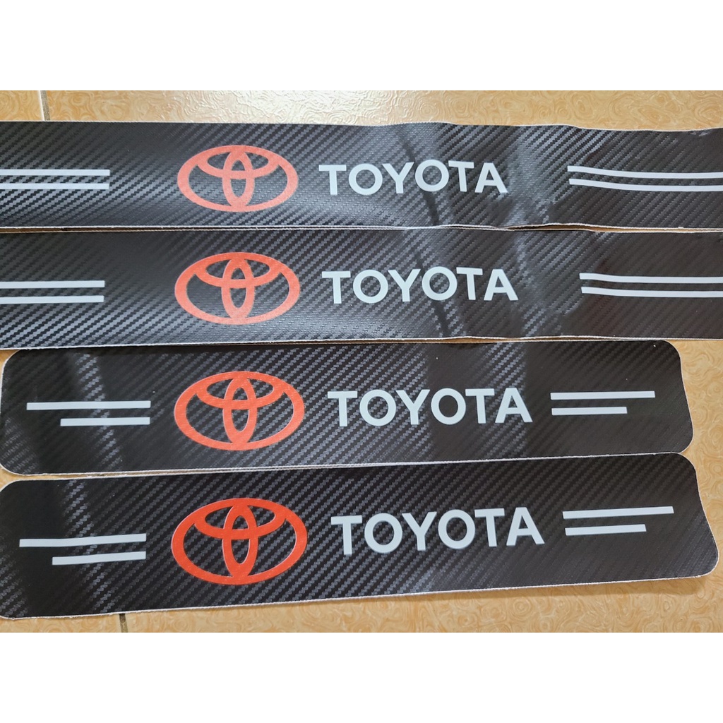 Bộ 4 Miếng dán chống xước bậc cửa ô tô sợi Carbon bền đẹp có Logo hãng xe