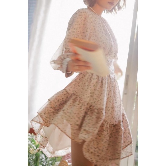 Đầm hoa hở lưng