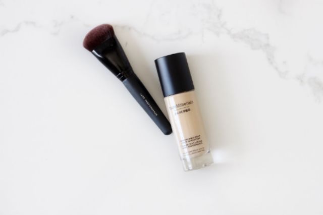 Kem Nền Khoáng barePRO Performance Wear Liquid Foundation SPF 20