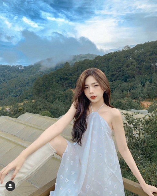 Áo kiểu KORA TOP màu trắng hoạ tiết hoa cúc tone thiết kế trẻ trung cột dây cổ yếm hở lưng quyến rũ style giấu quần | BigBuy360 - bigbuy360.vn